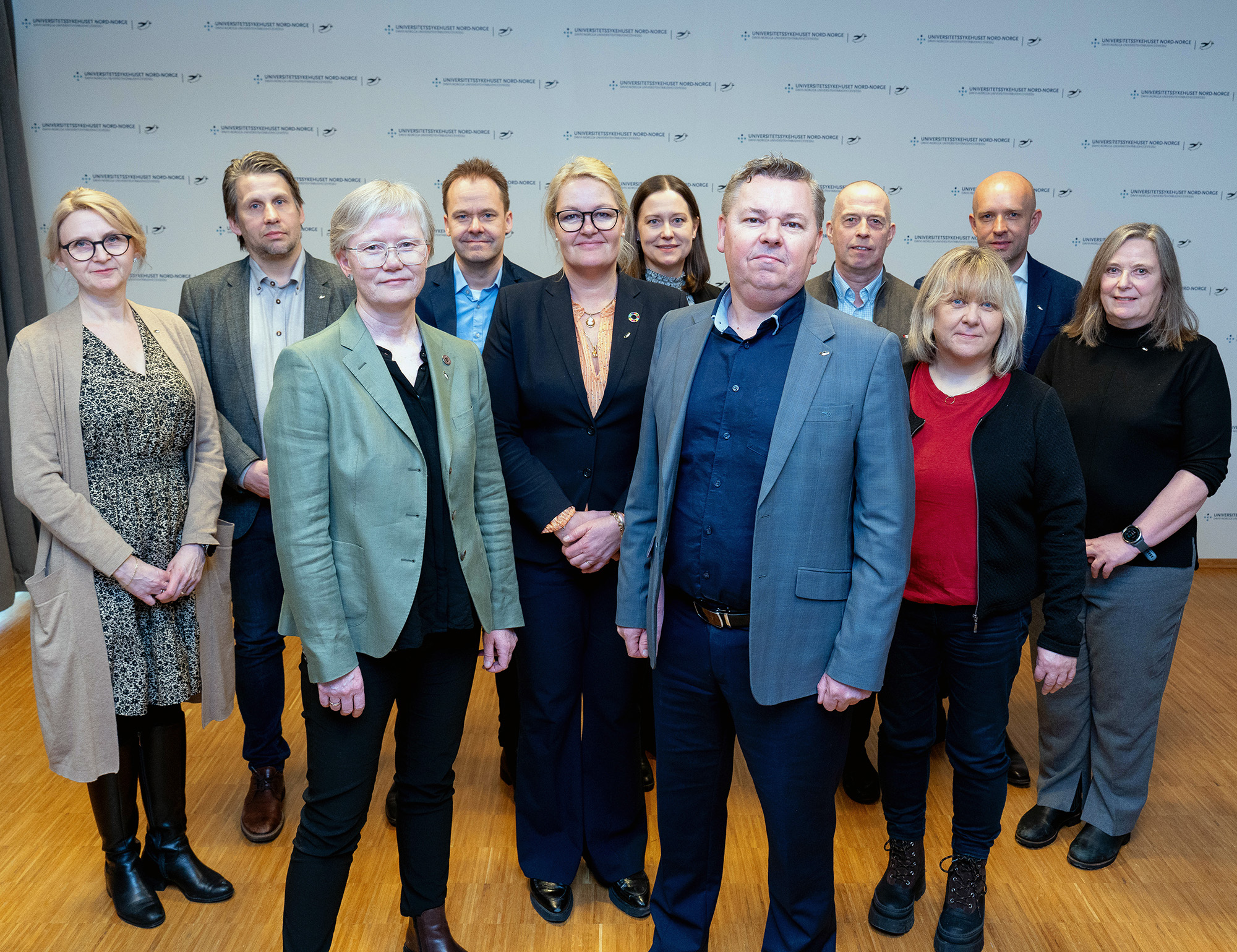 Gruppe mennesker som poserer foran en fotograf